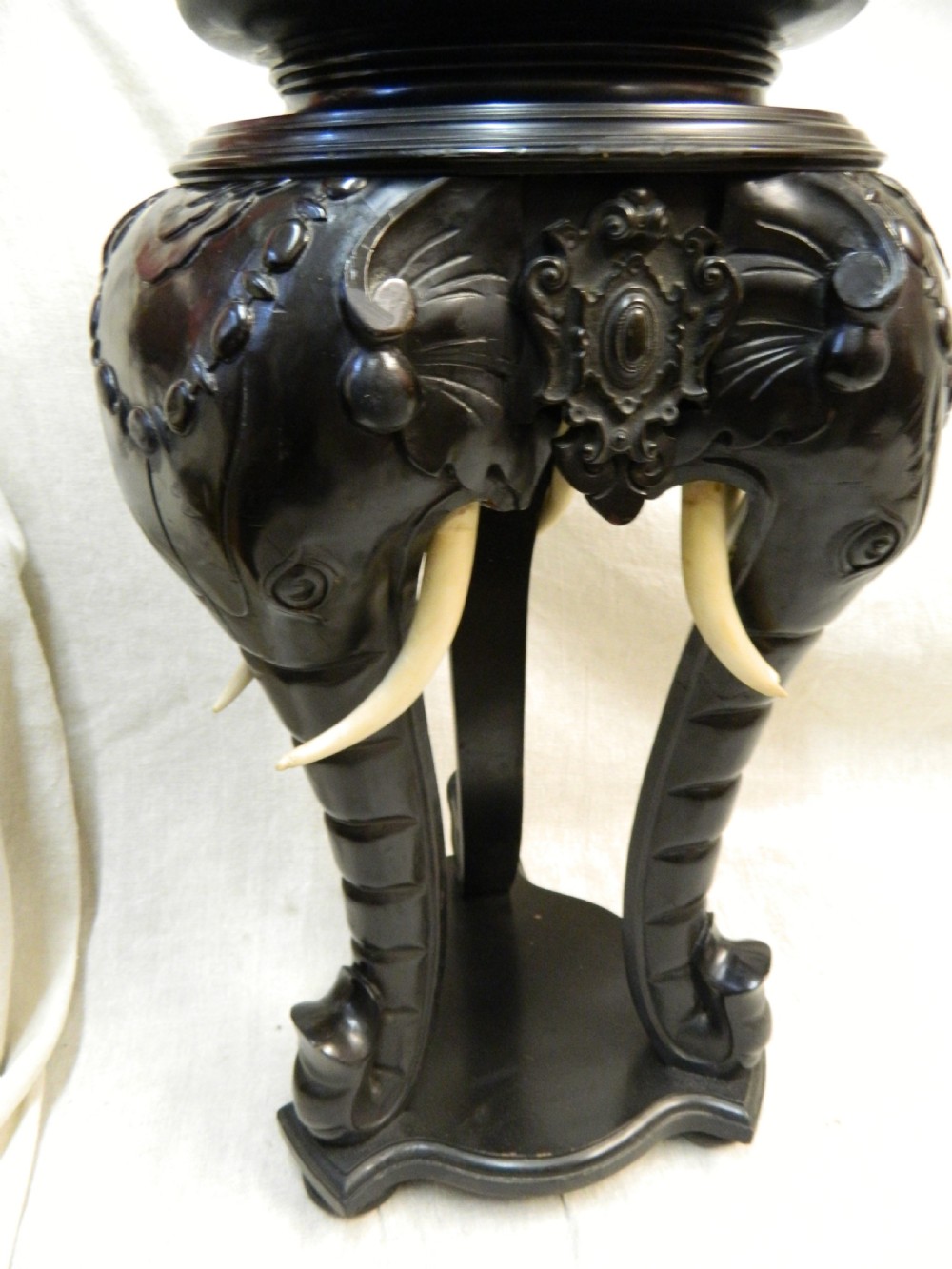 elephant jardiniere / stand View VII