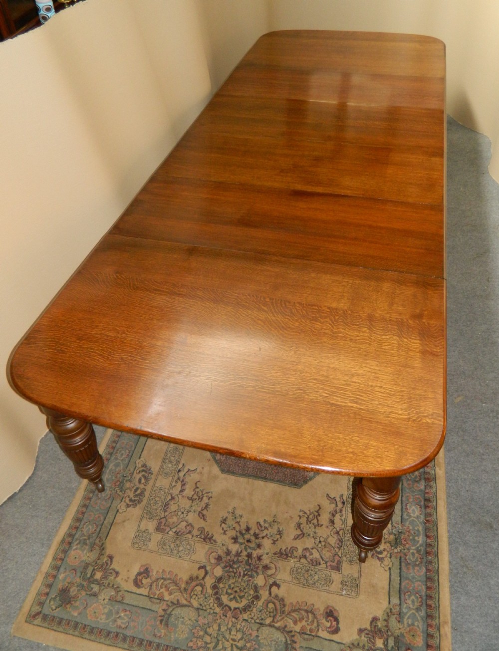 extending oak dining table with 4 leaves View V