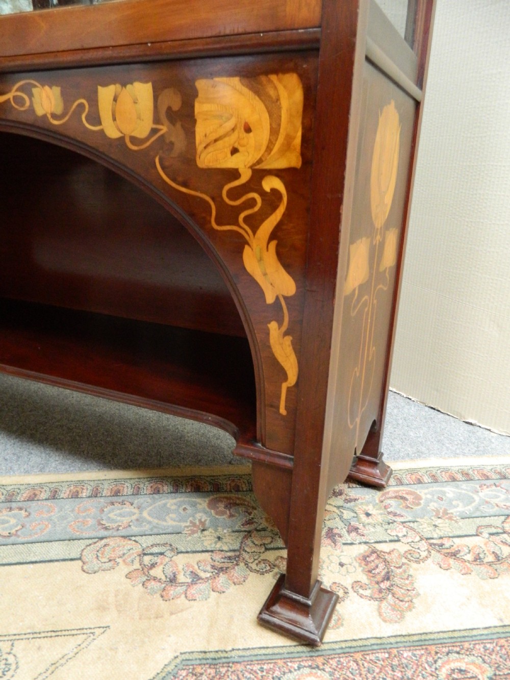 Shapland & Petter display cabinet View V