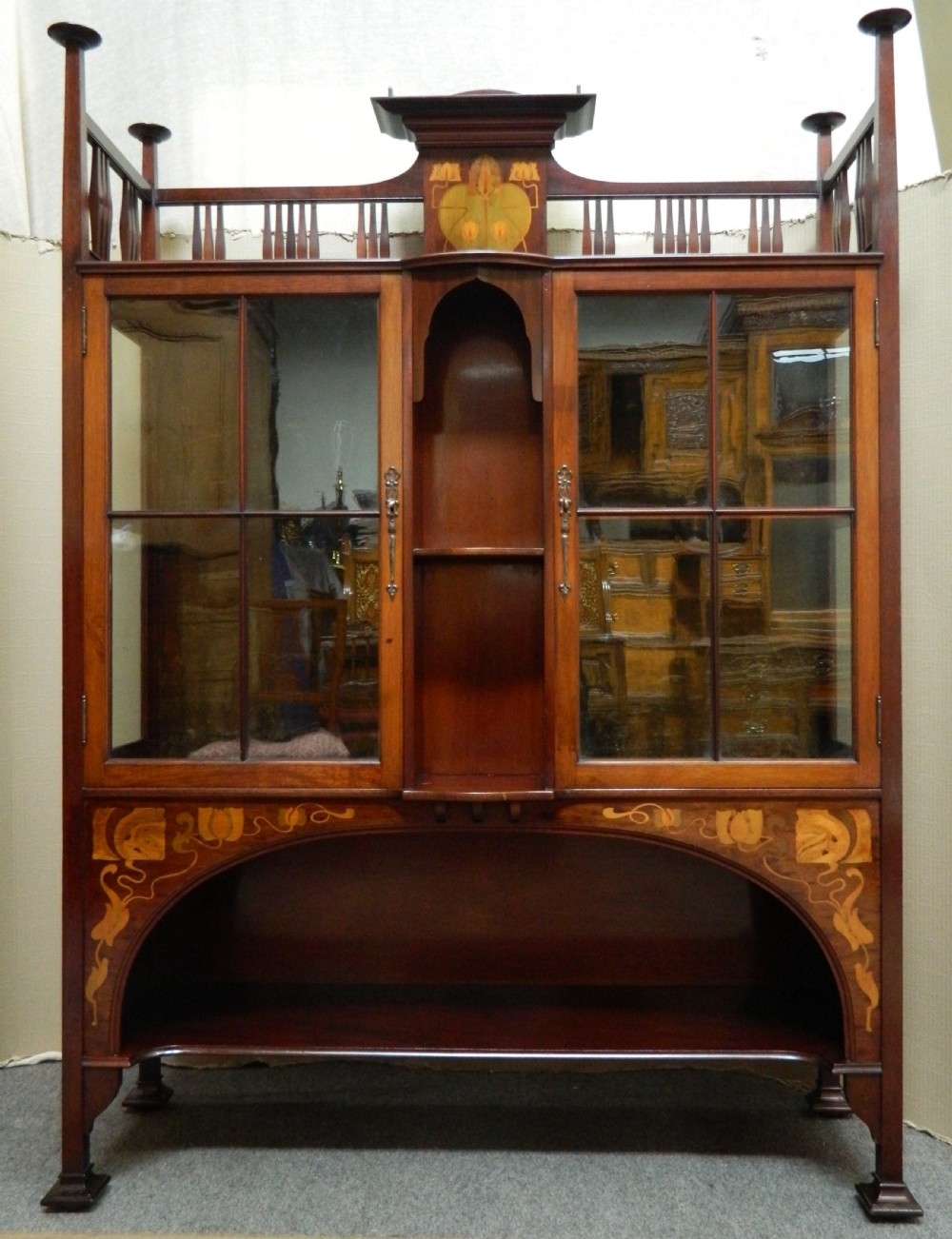 Shapland & Petter display cabinet View VI