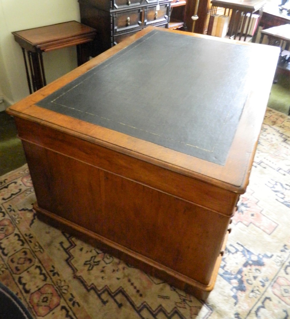 large oak partners desk View III