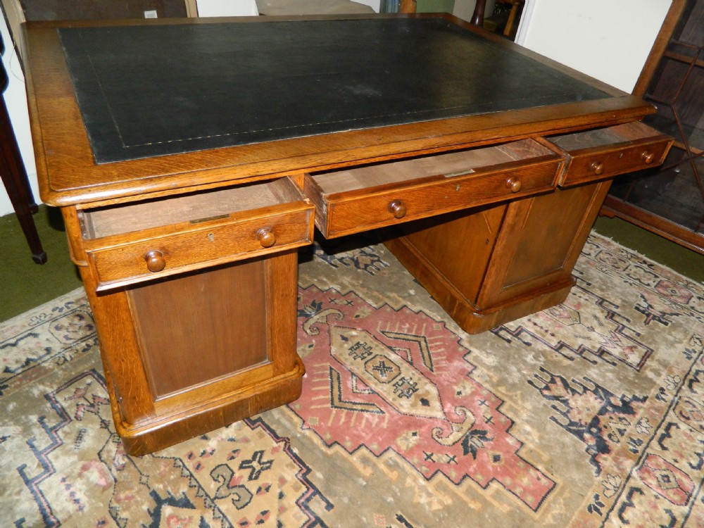 large oak partners desk View VII