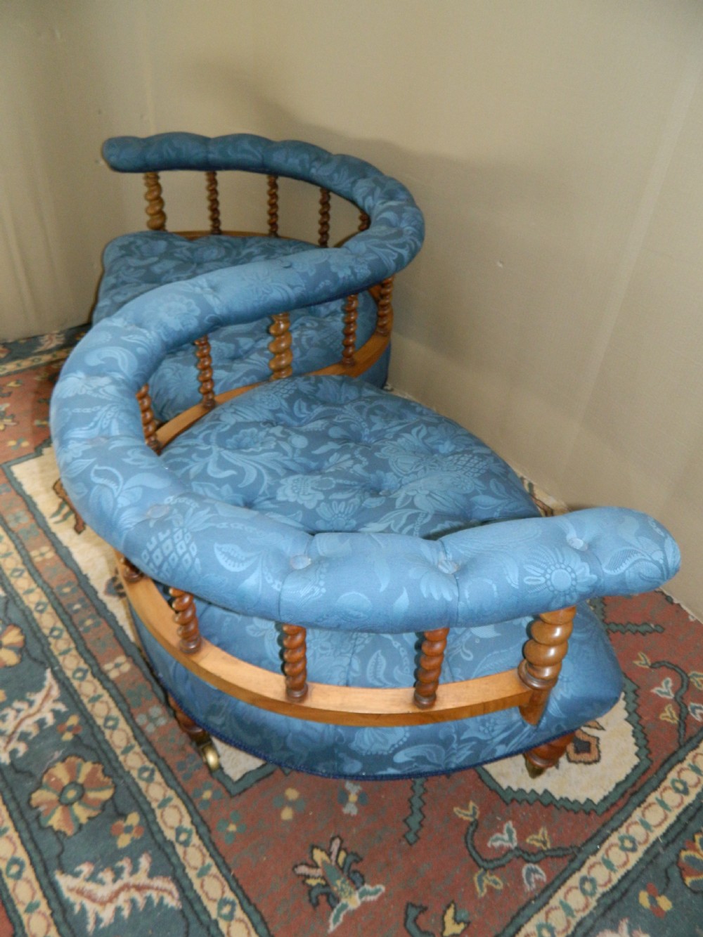 Conversation seat / love seat View II
