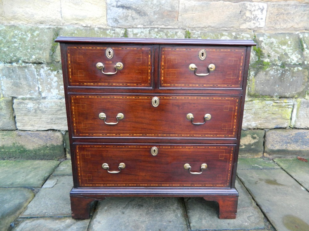 Small Georgian mahogany chest of drawers