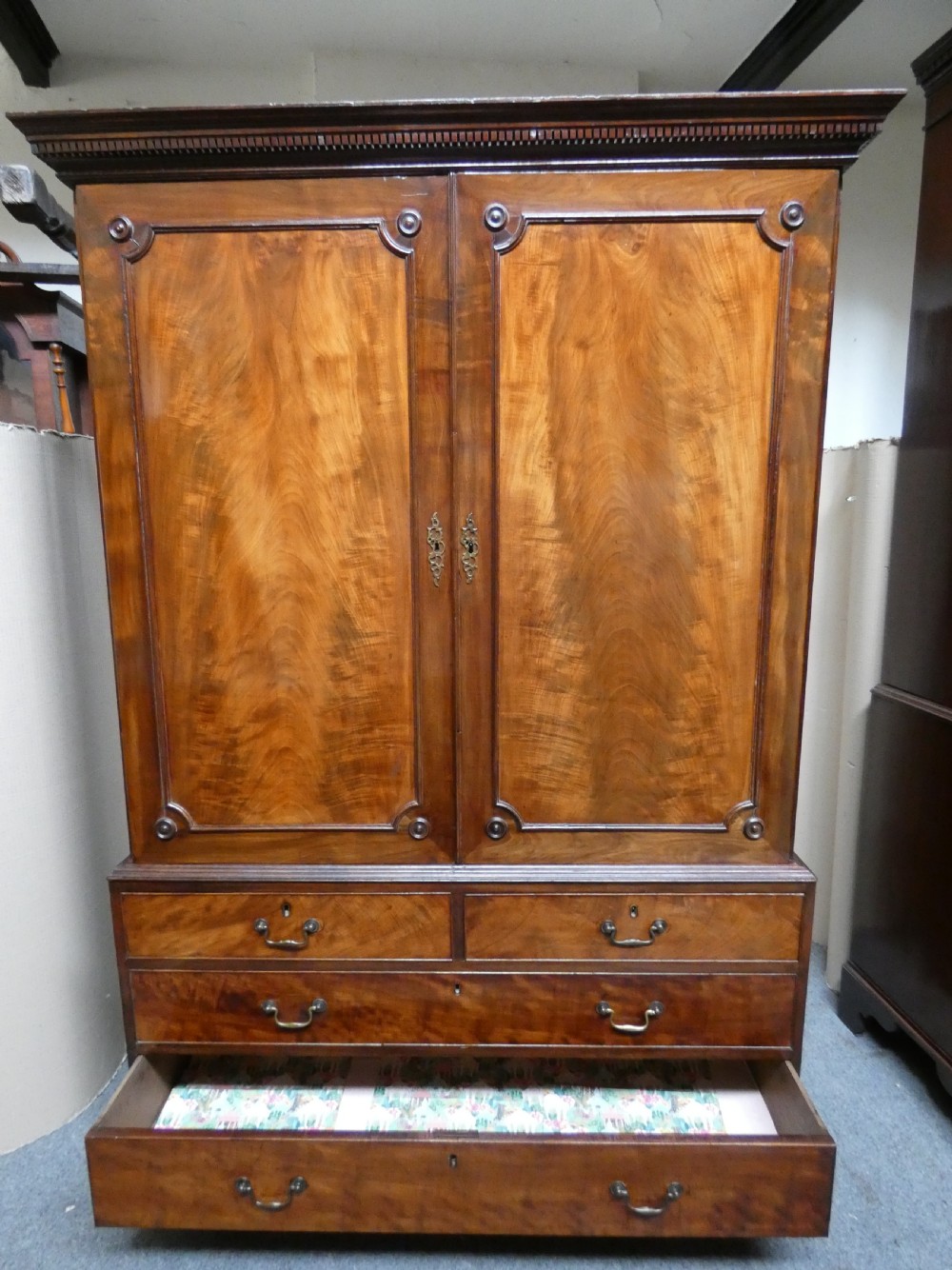 Georgian mahogany linen press  View IV