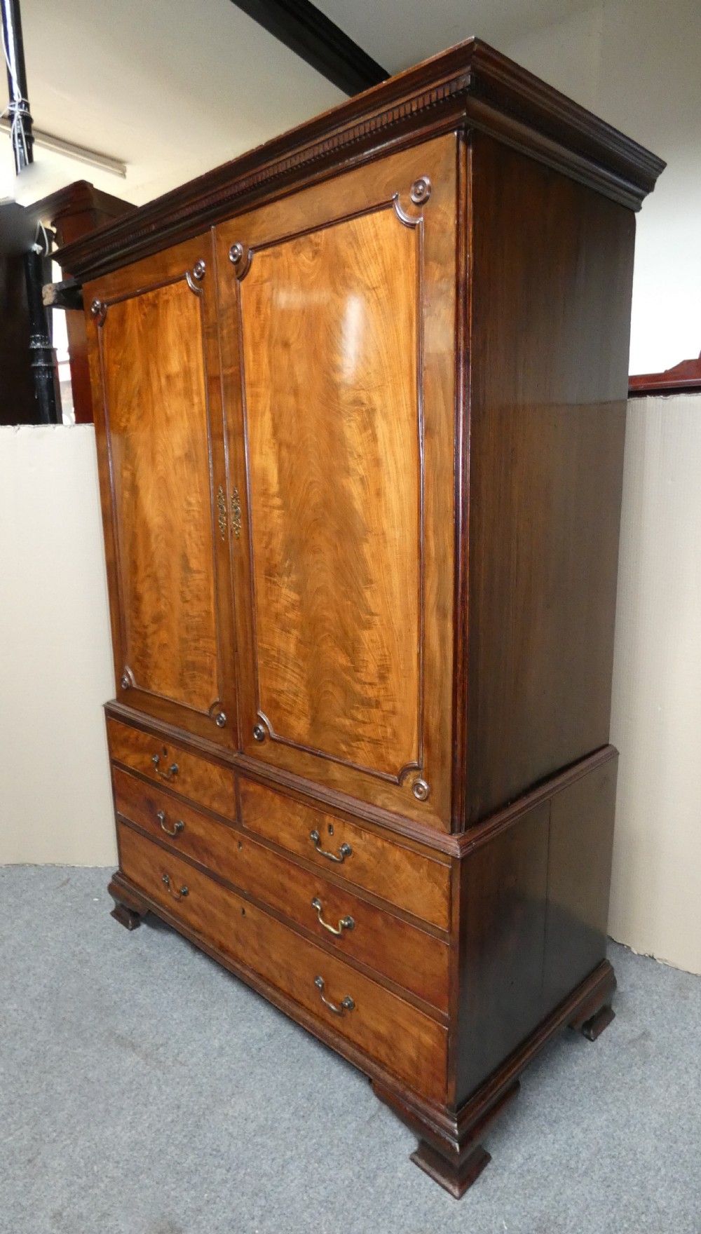 Georgian mahogany linen press  View VII