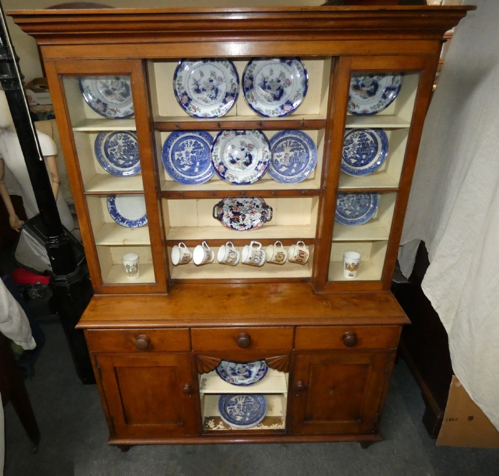 Oak kitchen dresser View III