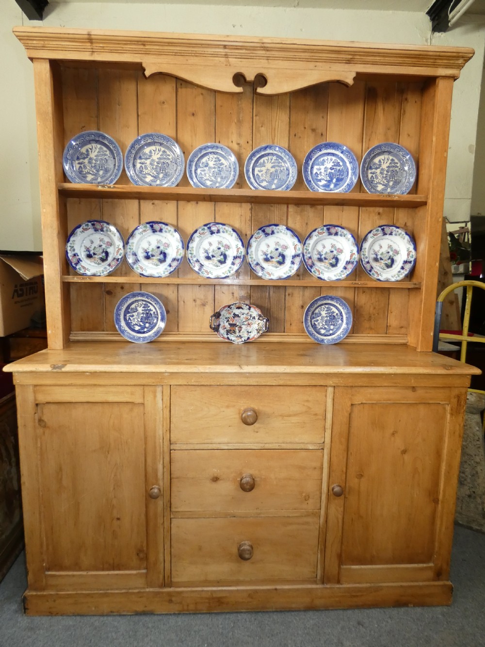 Pine kitchen dresser View II
