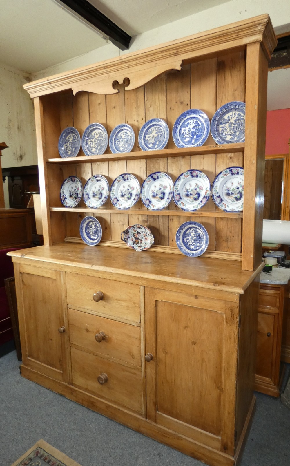 Pine kitchen dresser View III
