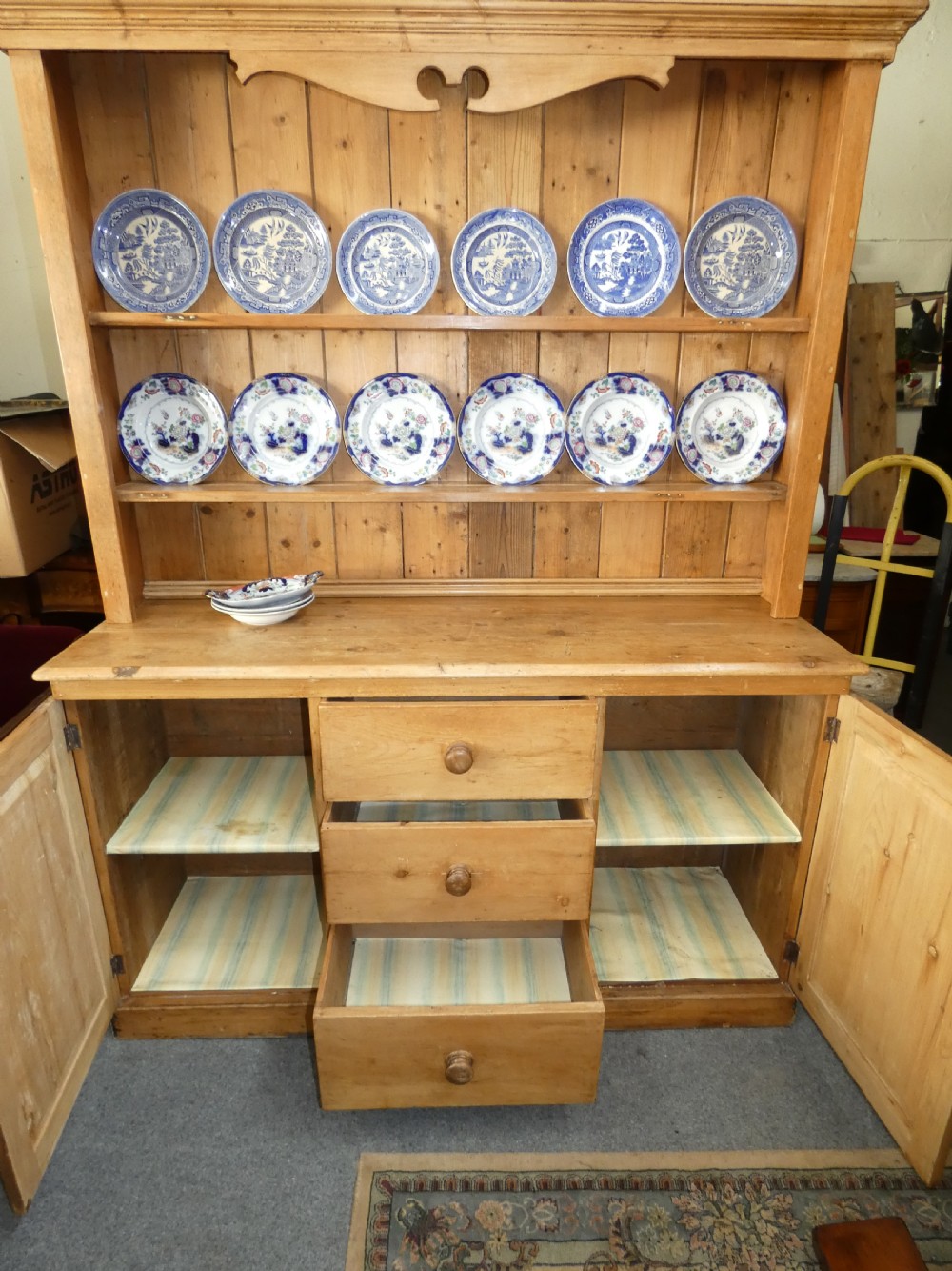 Pine kitchen dresser View VI