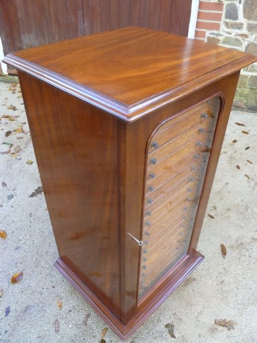 fig 4. VICTORIAN MAHOGANY COLLECTORS CABINET