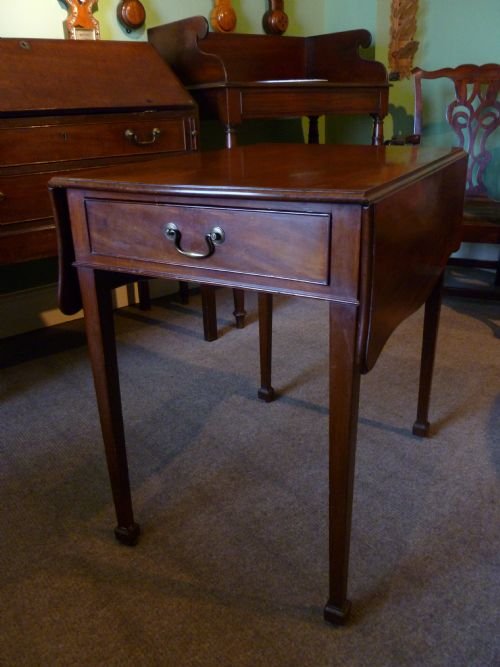 fig 2. A SMALL AND FINE LATE 18TH CENTURY PEMBROKE TABLE CIRCA 1790