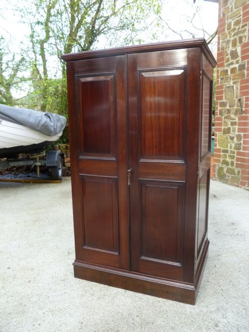 fig 3. FINE MAHOGANY 20 DRAWER COLLECTORS CABINET WITH SLIDE.