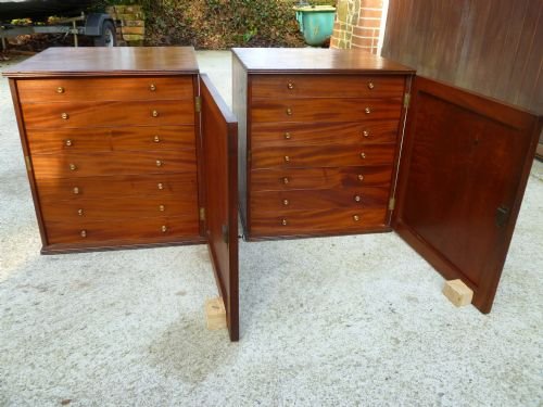 fig 2. A VERY FINE PAIR OF 18TH CENTURY COLLECTORS SIDE CABINETS IN RICHLY FIGURED MAHOGANY 