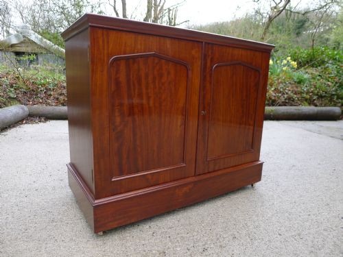 fig 1. A VERY FINE 22 DRAWER SOLID MAHOGANY COLLECTORS CABINET SUPPLIED BY JANSEN OF GREAT RUSSELL STREET. LONDON.