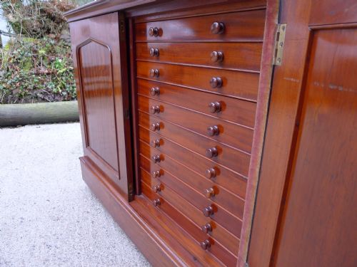 fig 2. A VERY FINE 22 DRAWER SOLID MAHOGANY COLLECTORS CABINET SUPPLIED BY JANSEN OF GREAT RUSSELL STREET. LONDON.