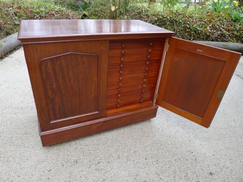 fig 3. A VERY FINE 22 DRAWER SOLID MAHOGANY COLLECTORS CABINET SUPPLIED BY JANSEN OF GREAT RUSSELL STREET. LONDON.