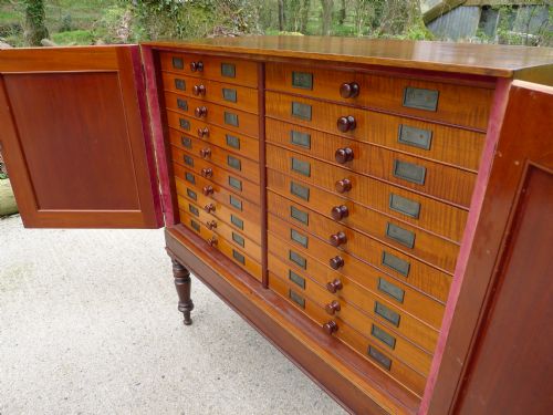 A Fine 20 Drawer Victorian Mahogany Collectors Cabinet on Stand by Druce of Bakers Street, London. Circa 1885