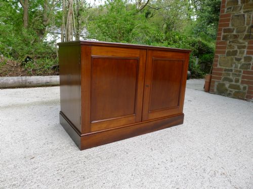 fig 1. A SUPERB 20 DRAWER COLLECTORS CABINET IN MAHOGANY AND WALNUT ORIGINALLY THE PROPERTY OF BARON DE WORMS. CIRCA 1890