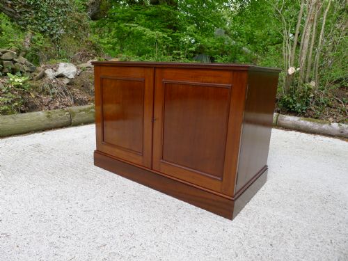fig 2. A SUPERB 20 DRAWER COLLECTORS CABINET IN MAHOGANY AND WALNUT ORIGINALLY THE PROPERTY OF BARON DE WORMS. CIRCA 1890