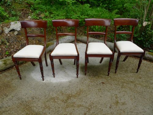 fig 1. A VERY GOOD SET OF FOUR WILLIAM IV MAHOGANY DINING CHAIRS. CIRCA 1830
