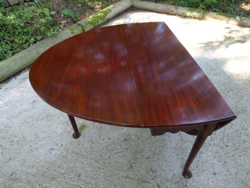 fig 1. A VERY FINE AND EARLY MAHOGANY DROP LEAF DINING TABLE CIRCA 1750
