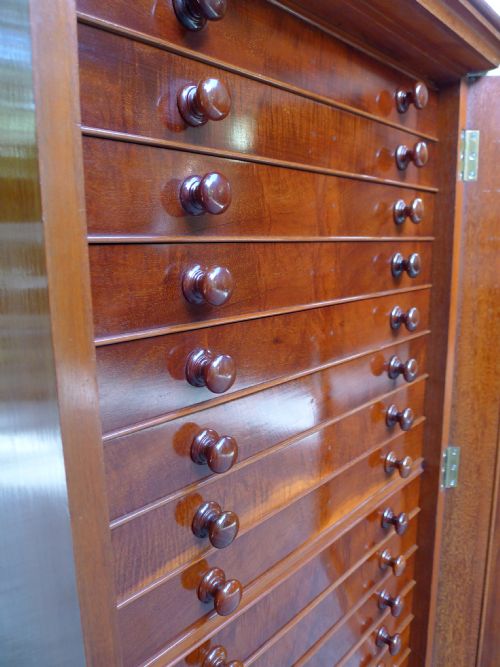 fig 2. A FINE VICTORIAN MAHOGANY 16 DRAWER COLLECTORS CABINET. CIRCA 1885.