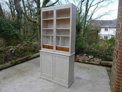 fig 1. A SUPERB PAINTED COLLECTORS CABINET OR DRESSER WITH 26 OAK DRAWERS AND ADJUSTABLE SHELVING AND PIGEON HOLES.CIRCA 1900.
