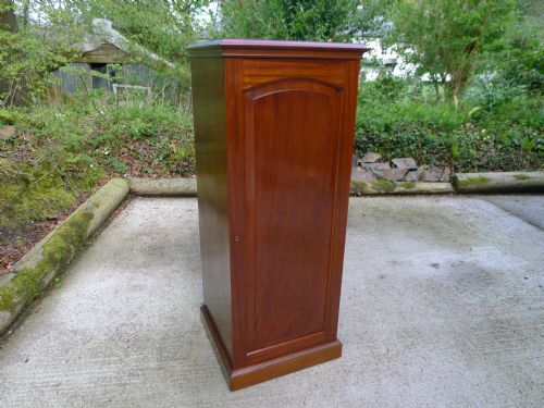fig 1. A FINE MAHOGANY 20 DRAWER COLLECTORS CABINET BY HILLS OF LONDON.