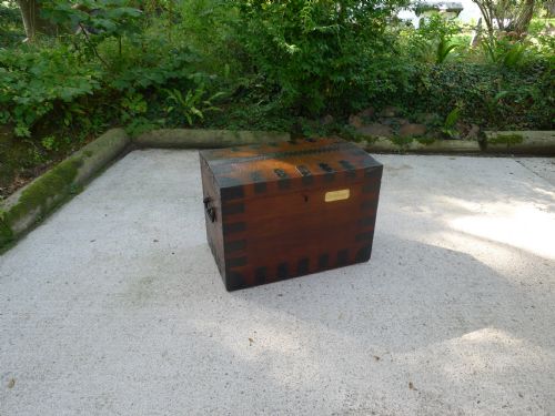 fig 1. A VICTORIAN ENGLISH OAK SILVER CHEST IN VERY GOOD CONDITION.ORIGINAL TRAYS AND LINING. CIRCA 1880.
