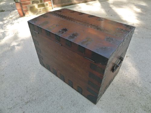 fig 2. A VICTORIAN ENGLISH OAK SILVER CHEST IN VERY GOOD CONDITION.ORIGINAL TRAYS AND LINING. CIRCA 1880.