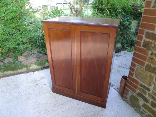 fig 4. A SUPERB QUALITY 40 DRAWER COLLECTORS CABINET BY DRUCE OF BAKERS ST