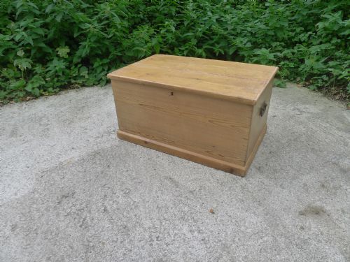 fig 1. A VICTORIAN PINE BLANKET CHEST FROM DEVON. CIRCA 1890.