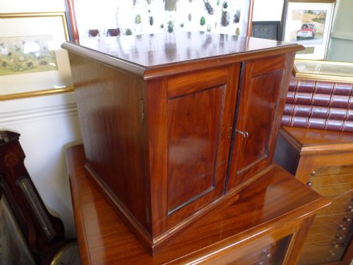 fig 1. A FINE VICTORIAN SIX DRAWER COLLECTORS CABINET IN FIGURED HONDURAS MAHOGANY CIRCA 1880.