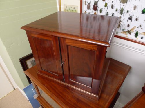 fig 2. A FINE VICTORIAN SIX DRAWER COLLECTORS CABINET IN FIGURED HONDURAS MAHOGANY CIRCA 1880.