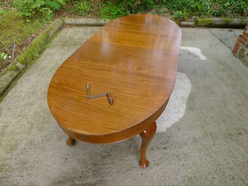 Late Victorian/early Edwardian Mahogany Extending Oval Dining Table with Two Leaves Circa 1900