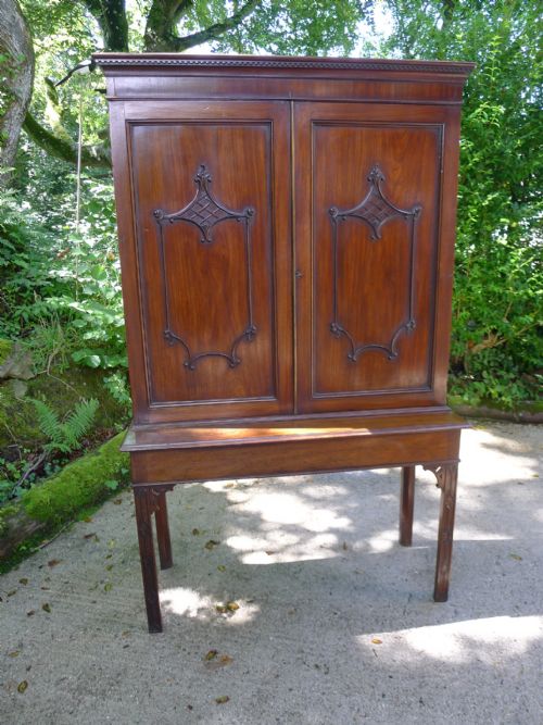 fig 1. A FINE GEORGE III MAHOGANY CABINET ON STAND. CIRCA 1800