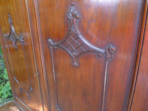 fig 3. A FINE GEORGE III MAHOGANY CABINET ON STAND. CIRCA 1800