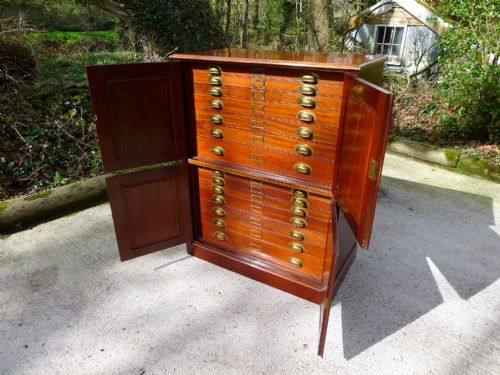 fig 1. A SUPERB AND HIGHLY VERSATILE 14 DRAWER MAHOGANY COLLECTORS CABINET. CIRCA 1900