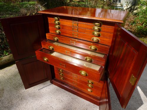 fig 3. A SUPERB AND HIGHLY VERSATILE 14 DRAWER MAHOGANY COLLECTORS CABINET. CIRCA 1900