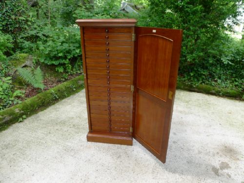 fig 1. A 20 DRAWER MAHOGANY COLLECTORS CABINET FOR THE CONNOISSEUR CIRCA 1900.