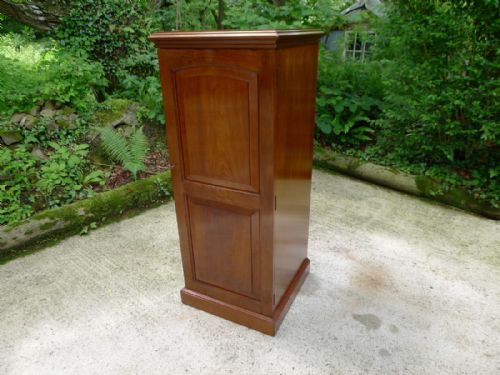 fig 4. A 20 DRAWER MAHOGANY COLLECTORS CABINET FOR THE CONNOISSEUR CIRCA 1900.