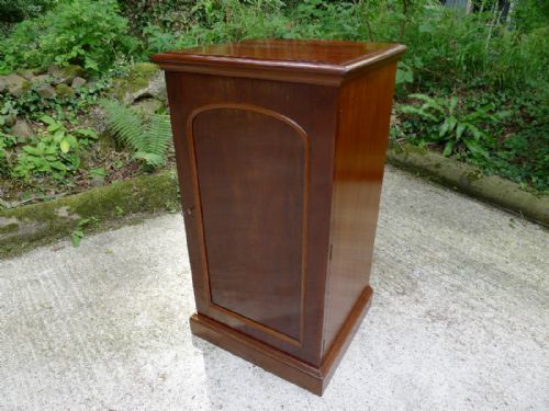 fig 1. A FINE HONDURAS MAHOGANY 16 DRAWER COLLECTORS CABINET BY JANSON & SONS, GT RUSSELL STREET, LONDON. CIRCA 1880.