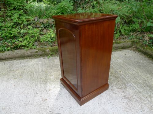 fig 2. A FINE HONDURAS MAHOGANY 16 DRAWER COLLECTORS CABINET BY JANSON & SONS, GT RUSSELL STREET, LONDON. CIRCA 1880.