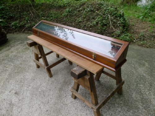 An Victorian Mahogany Wedge Shaped Display Cabinet with Mirror Back. Circa 1900.