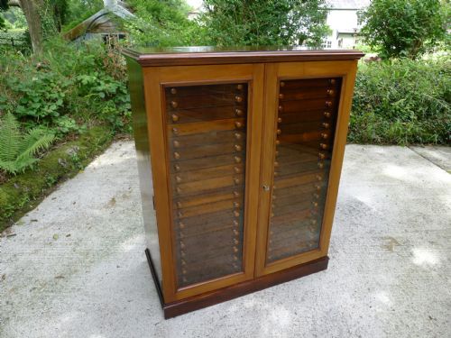 fig 1. A GOOD EDWARDIAN 40 DRAWER COLLECTORS CABINET IN SATIN WALNUT AND MAHOGANY BY MESSRS WATKINS & DONCASTER. CIRCA 1920