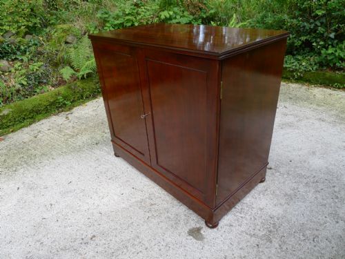 fig 1. A FINE SOLID MAHOGANY 24 DRAWER COLLECTORS SPECIMEN CABINET IN BEAUTIFUL CONDITION. CIRCA 1870