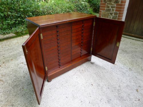 fig 3. A FINE SOLID MAHOGANY 24 DRAWER COLLECTORS SPECIMEN CABINET IN BEAUTIFUL CONDITION. CIRCA 1870