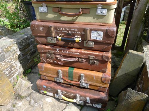 fig 2. 8 VINTAGE CASES INCLUDING LEATHER CARTRIDGE CASE AND A DE-MOB SUITCASE
