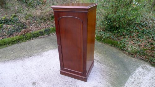 fig 2. A FINE, SOLID MAHOGANY JANSEN 20 DRAWER COLLECTORS CABINET. CIRCA 1890
